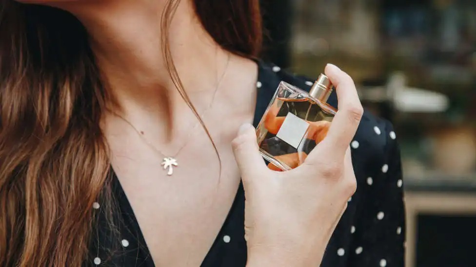Lưu Ý Khi Thử Nước Hoa Trên Quần Áo