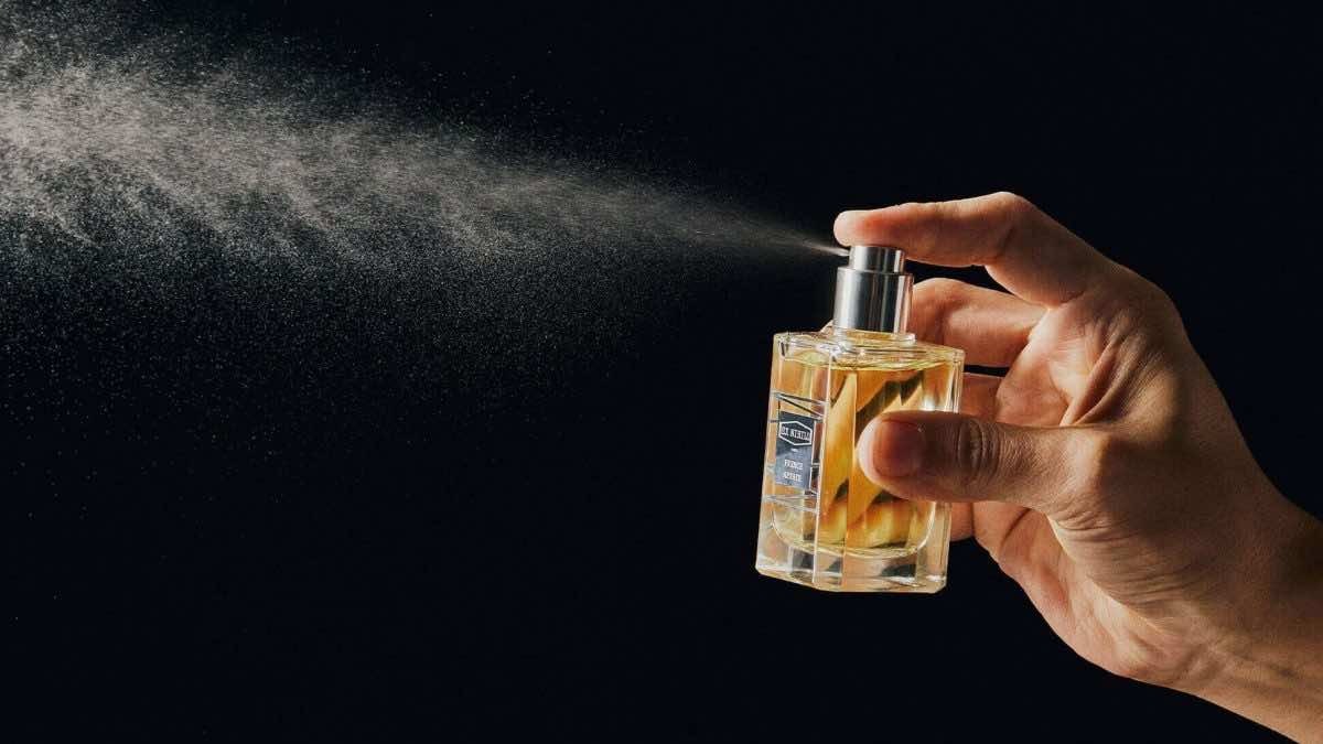 Chiết Nước Hoa Bằng Cách Xịt Trực Tiếp